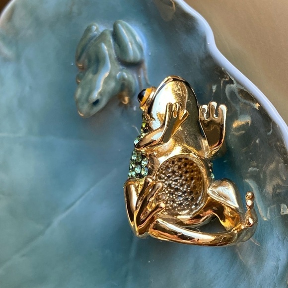 Encrusted with green crystals gold tone frog ring - Picture 7 of 10